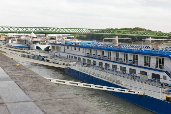 Navi turistiche fluviali e passeggeri del Danubio ormeggiate a Bratislava, Slovacchia — Foto Stock
