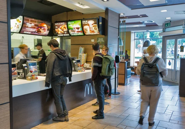 McDonald's Restoran iç Bratislava, Slovakya. — Stok fotoğraf