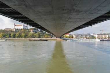 Köprünün altından Ortaçağ Kalesi manzarası. Bratislava, Slovakya.