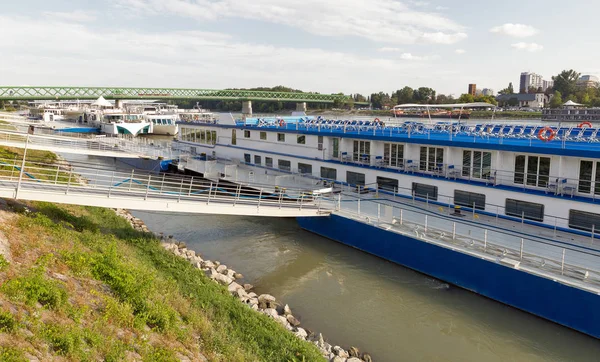 Danube rivier en passagier toeristische schepen afgemeerd in Bratislava, Slowakije — Stockfoto
