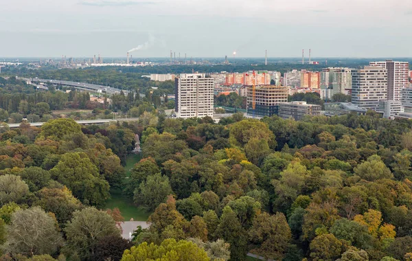 Bratislava Stadtbild mit Wohn- und Industriegebieten, Slowakei. — Stockfoto