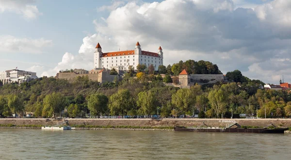 Bratislava Burglandschaft bei Sonnenuntergang, Slowakei. — Stockfoto