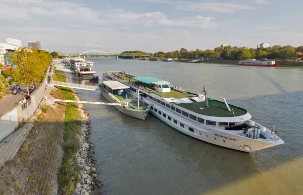Navi turistiche fluviali e passeggeri del Danubio ormeggiate a Bratislava, Slovacchia . — Foto Stock