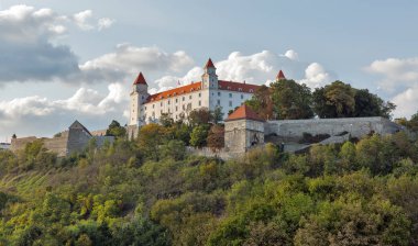 Gün batımında Bratislava Kalesi, Slovakya.
