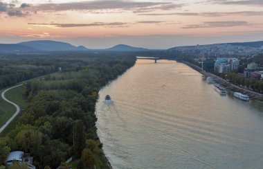 Tuna Nehri ve günbatımı, Slovakya, Bratislava cityscape.