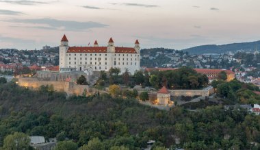 Gün batımında Bratislava Kalesi, Slovakya.