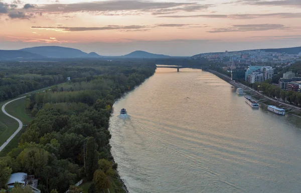 ドナウ川と夕日、スロバキア ブラティスラヴァ都市の景観. — ストック写真