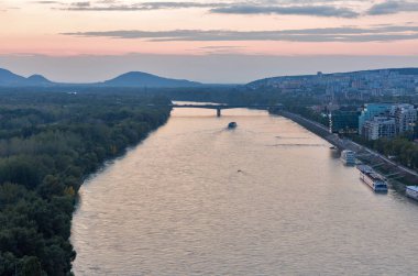 Tuna Nehri ve günbatımı, Slovakya, Bratislava cityscape.