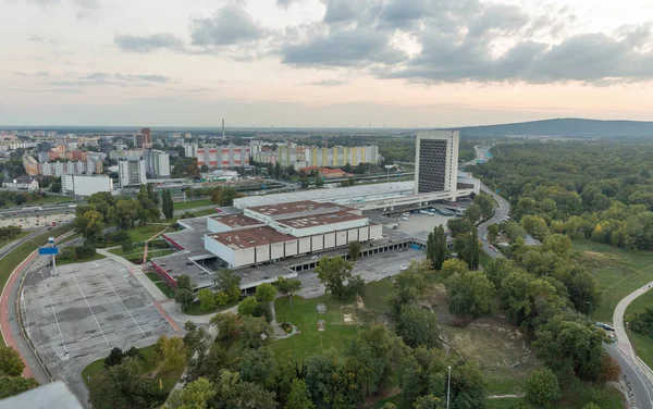 Братиславский городской пейзаж с жилым районом, Словакия . — стоковое фото