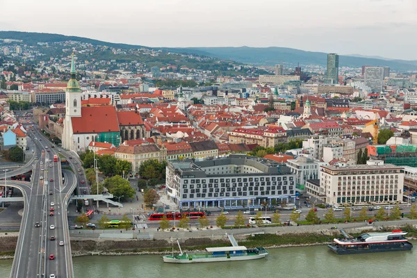 Letecké slunce panoráma města Bratislava, Slovensko. — Stock fotografie