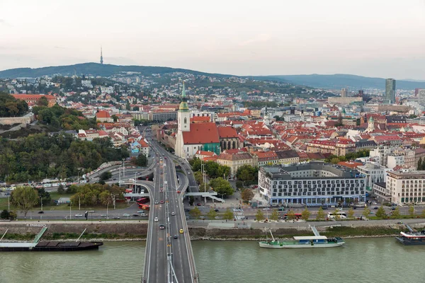 Bratislava légi naplemente városkép, Szlovákia. — Stock Fotó