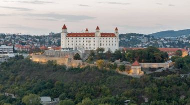 Gün batımında Bratislava Kalesi, Slovakya.