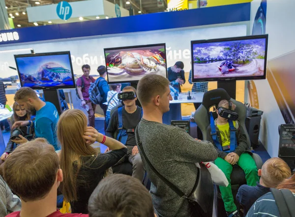 Samsung stand tijdens Cee 2017 in Kiev, Oekraïne — Stockfoto