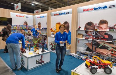 Fischertechnik booth sırasında Cee 2017 Kiev, Ukrayna