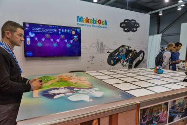 Makeblock booth sırasında Cee 2017 Kiev, Ukrayna