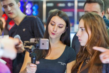 Smartphone selfie sopa booth sırasında Cee 2017 Kiev, Ukrayna