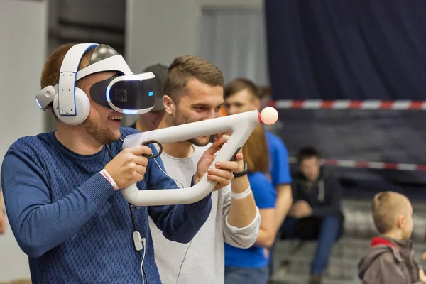 Casco hombre en realidad virtual durante CEE 2017 en Kiev, Ucrania — Foto de Stock