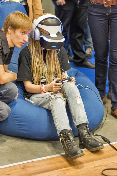 Casco de mujer en realidad virtual durante CEE 2017 en Kiev, Ucrania — Foto de Stock