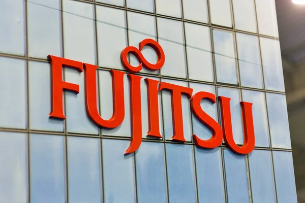 Logotyp Fujitsu närbild på monter på Cee 2017 i Kiev, Ukraina. — Stockfoto