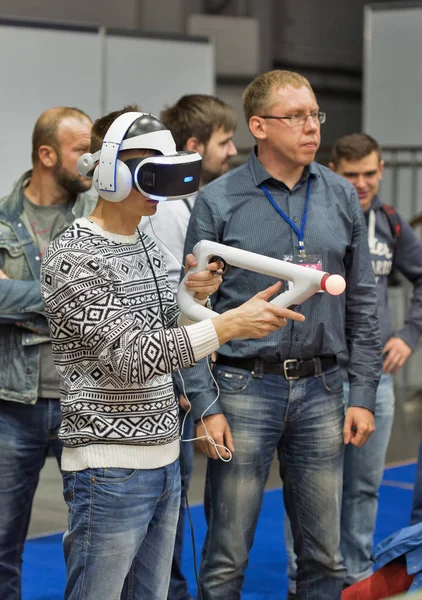 Casque homme en réalité virtuelle lors de CEE 2017 à Kiev, Ukraine — Photo