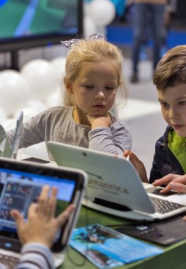 Kiev, Ukrayna Cee 2017 sırasında Microsoft booth çocuklara ziyaret