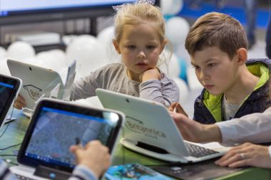Kiev, Ukrayna Cee 2017 sırasında Microsoft booth çocuklara ziyaret