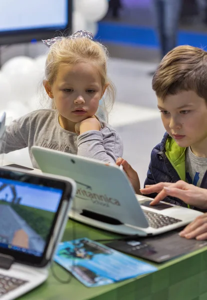 Kids visit Microsoft booth during CEE 2017 in Kiev, Ukraine — Stock Photo, Image