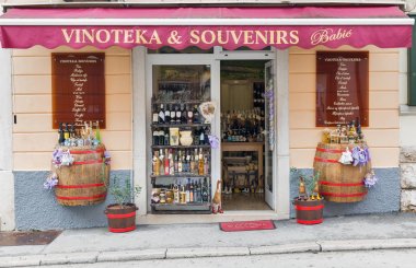 Porec, Crioatia Vinoteka ve Hediyelik eşya dükkanı.