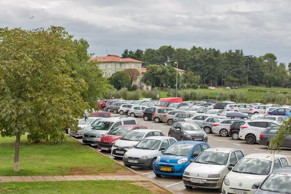 Parkplatz in porec, crioatia. — Stockfoto