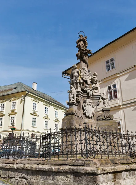 Pilar Immaculata Maria di kota tua Banska Stiavnica, Slowakia . — Stok Foto