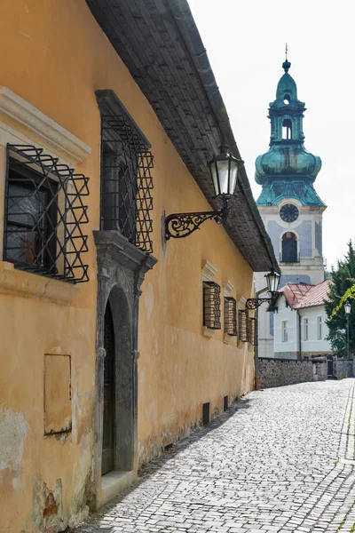 Régi kastély tornya és a középkori utcában Banska Stiavnica, Szlovákia. — Stock Fotó