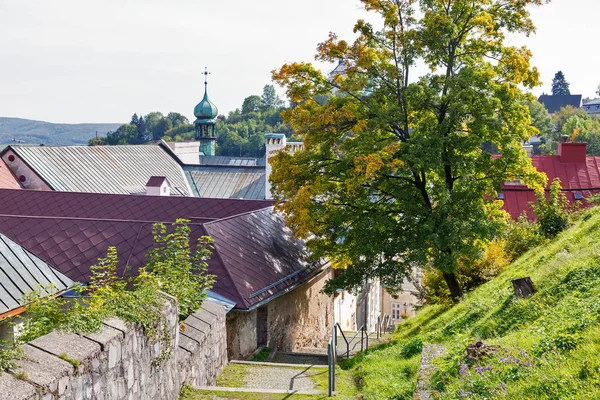 Estrecha calle medieval en el casco antiguo de Banska Stiavnica, Eslovaquia . —  Fotos de Stock