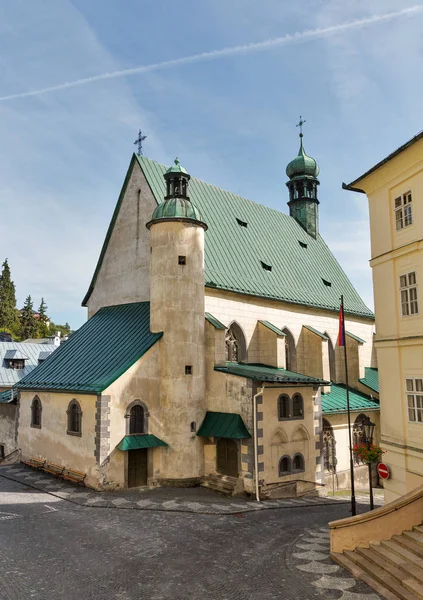 Chiesa di Santa Caterina e municipio a Banska Stiavnica, Slovacchia . — Foto Stock