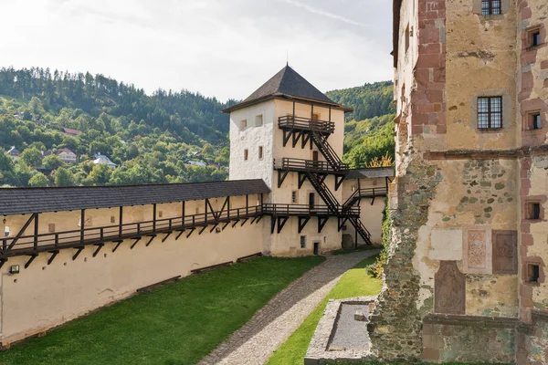 Antiguo castillo en Banska Stiavnica, Eslovaquia . —  Fotos de Stock