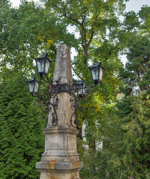 Starożytne lampy uliczne w parku. Banská Štiavnica, Slovakia — Zdjęcie stockowe