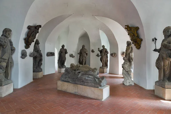 Skulptur exposition i gamla slottet av Banska Stiavnica, Slovakien. — Stockfoto