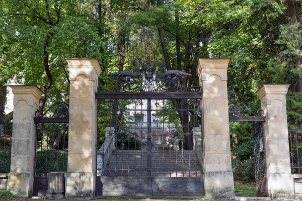 Metalltor des botanischen Gartens in Banska stiavnica, Slowakei — Stockfoto