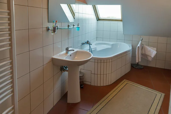 Modern fürdőszobában sarokkád, mosdó és ablak. — Stock Fotó