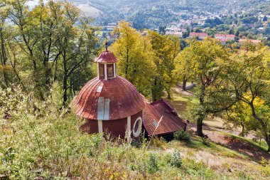 Orta kilise Barok Calvary Banska Stiavnica, Slovakya.