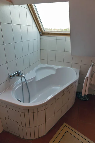 Modern fürdőszobában sarokkád és ablak. — Stock Fotó