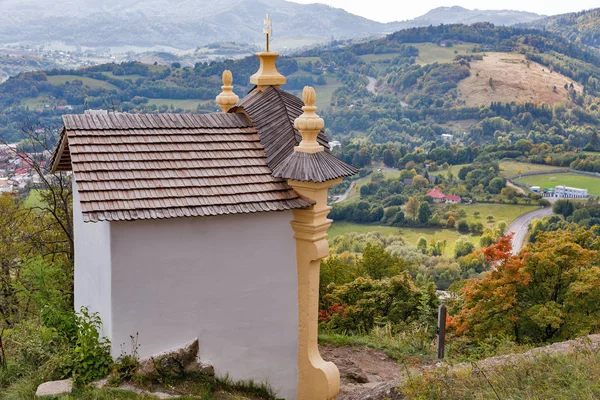 Paesaggio autunnale con il Calvario a Banska Stiavnica, Slovacchia . — Foto Stock