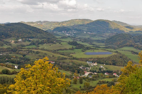 Paisaje de otoño cerca de Banska Stiavnica, Eslovaquia . — Foto de Stock