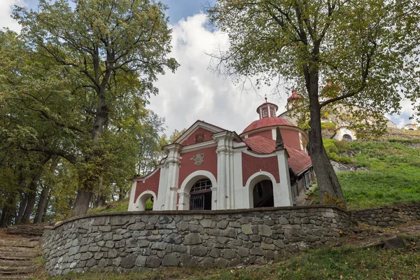 Gereja tengah Baroque Calvary di Banska Stiavnica, Slowakia . — Stok Foto