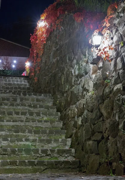 Σκοτεινή σκηνή με μεσαιωνικό σκάλες νύχτα και φώτα του δρόμου — Φωτογραφία Αρχείου