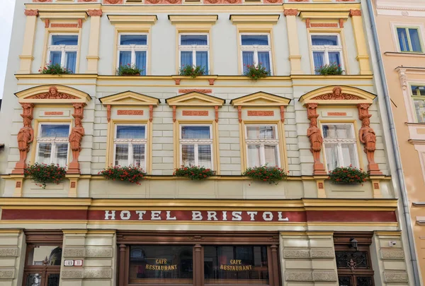 Fasad Hotel Bristol di Banska Stiavnica, Slovakia . — Stok Foto