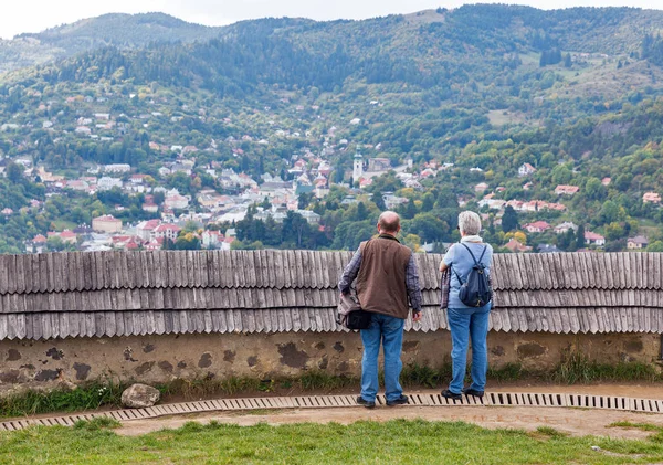 Turister beundra utsikten från Golgata i Banska Stiavnica, Slovakien. — Stockfoto