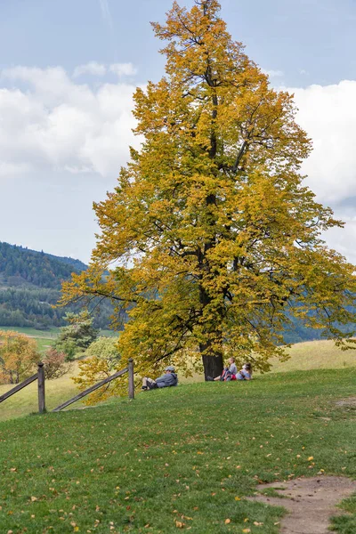 Los turistas descansan en el Calvario. Banska Stiavnica, Eslovaquia . —  Fotos de Stock