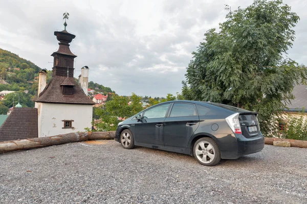 Toyota Prius bilen parkerad i Banska Stiavnica, Slovakien. — Stockfoto