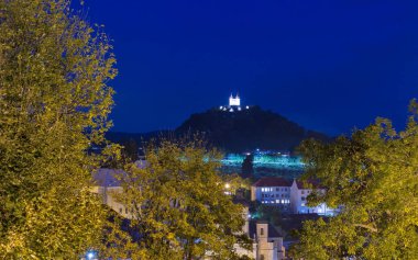 Banska Stiavnica gece townscape ile Calvary, Slovakya