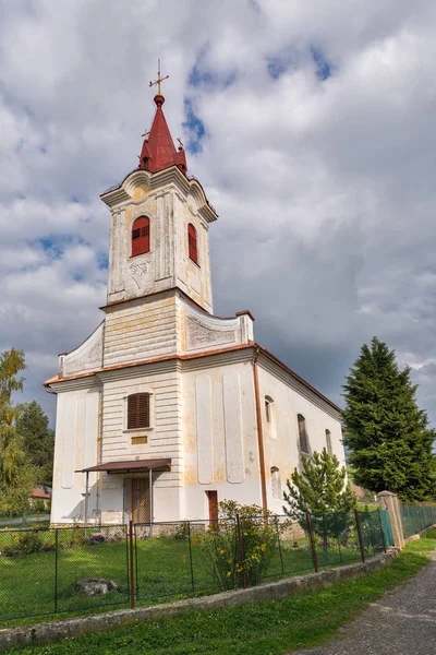 Igreja em Liptovsky Trnovec, Eslováquia . — Fotografia de Stock